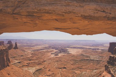 Görünümü, Canyonlands Milli Parkı kimden bir Mesa Arch, Moab, Utah, Amerika Birleşik Devletleri