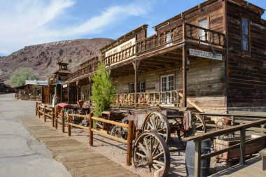 Calico, California, ABD - 1 Temmuz 2015: Eski ahşap bara Calico ghost town