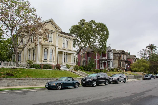 Los Ángeles, California, EE.UU. - 13 de junio de 2015: Una calle tranquila con casas antiguas de estilo victoriano en Los Ángeles — Foto de Stock