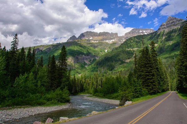 Güneşin için gidiş yol Glacier Ulusal Parkı, Montana ABD — Stok fotoğraf