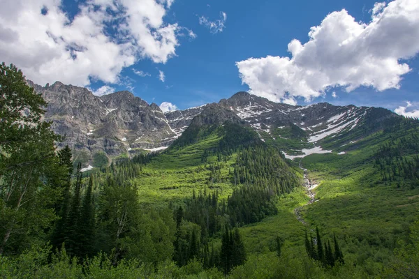 Felsiger berg im glacier nationalpark, montana usa — Stockfoto