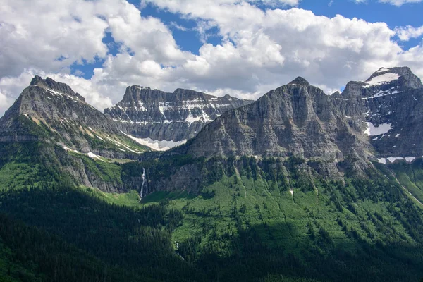 Montanha Oberlin e Montanha Canhão no Parque Nacional Glacier, Montana EUA — Fotografia de Stock