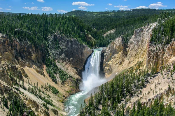 Yellowstone Falls en Yellowstone National Park, Wyoming, Estados Unidos — Foto de Stock