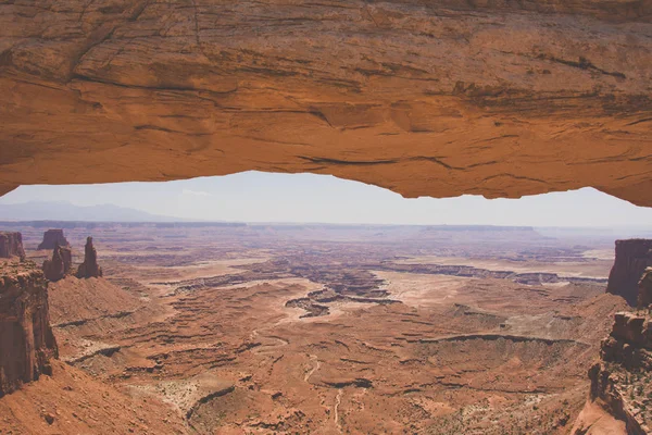 Widok z Parku Narodowego Canyonlands z Mesa Arch, Moab, Utah, Stany Zjednoczone — Zdjęcie stockowe