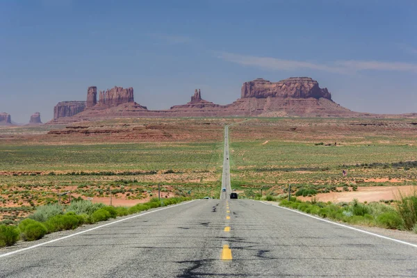 Słynna droga w Monument Valley, w stanie Utah Stanów Zjednoczonych — Zdjęcie stockowe