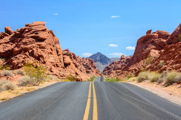 Estrada montanhosa em Valley of Fire State Park Nevada, EUA — Fotografia de Stock