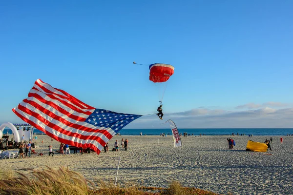 San Diego, Califórnia, EUA - 3 de julho de 2015: O pára-quedista desembarca na praia de Coronado, em San Diego — Fotografia de Stock