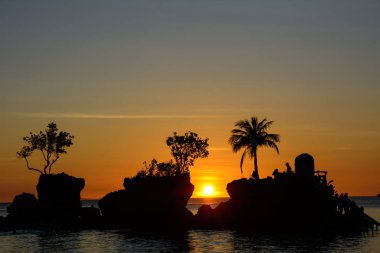 Siluet ve palmiye ağaçlarının batımında Adası Boracay, Filipinler