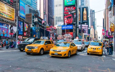 New York, ABD - 12 Haziran 2014: New York'ta Times Meydanı nda trafikte sarı taksileri