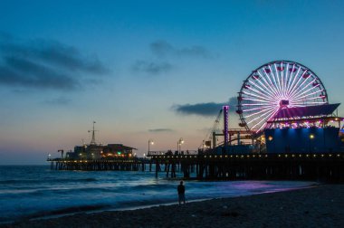 Eğlence Parkı gece, Los Angeles, Kaliforniya, ABD Santa Monica pier üzerine
