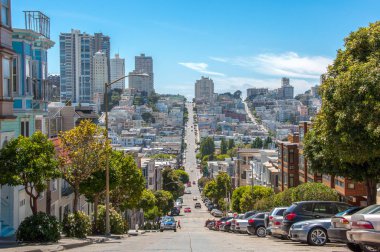 Sokakları ile yamaç San Francisco, Kaliforniya, ABD