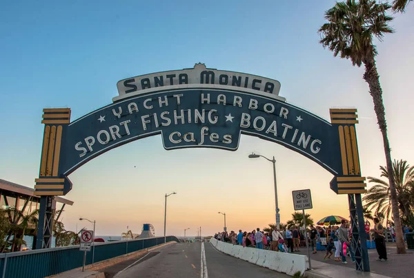 Los Angeles, Verenigde Staten - 14 juni 2014: De hoofdingang naar de pier in Santa Monica — Stockfoto