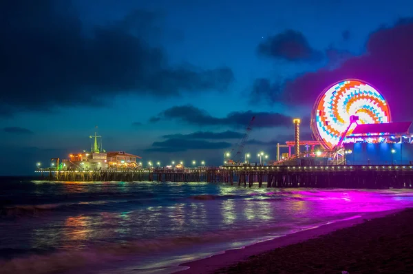 Amusement park on the pier in Santa Monica at night, Los Angeles, California, USA — Stock Photo, Image
