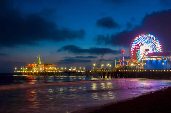 Amusement park on the pier in Santa Monica at night, Los Angeles, California, USA — Stock Photo, Image