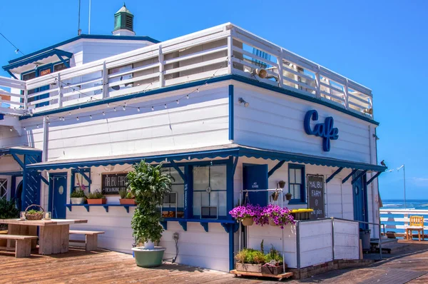 Malibu, Califórnia, EUA - 18 de junho de 2014: O famoso café no Malibu Pier — Fotografia de Stock