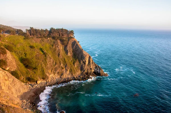 Acantilado en el Océano Pacífico cerca de Big Sur, California, EE.UU. — Foto de Stock