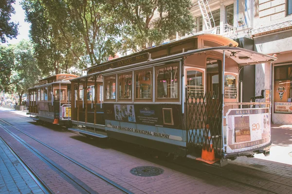 San Francisco, Californie, États-Unis - 18 juin 2014 : Téléphérique, l'une des attractions de la ville de San Francisco — Photo