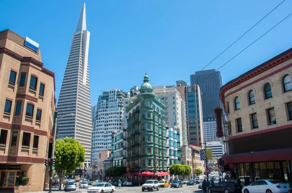 Vista del edificio Transamerica desde Broadway, San Francisco, California, Estados Unidos — Foto de Stock