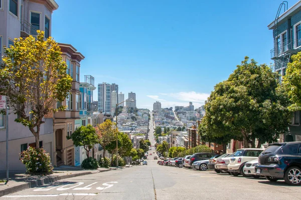 Calles con la pendiente en San Francisco, California, EE.UU. — Foto de Stock