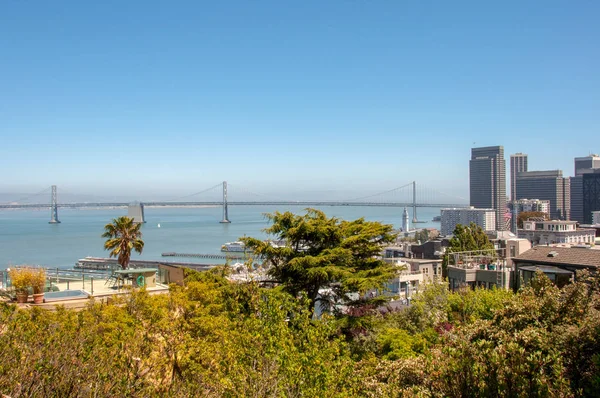 มุมมองของซานฟรานซิสโก สะพานโอ๊คแลนด์เบย์ จากดาดฟ้าสังเกตการณ์ที่ Coit Tower, San Francisco, USA — ภาพถ่ายสต็อก