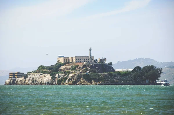 Vista de la famosa prisión de Alcatraz desde el muelle 39, San Francisco, California, EE.UU. —  Fotos de Stock
