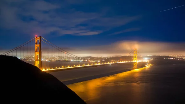 Golden Gate Bridge por la noche en San Francisco, California, EE.UU. — Foto de Stock