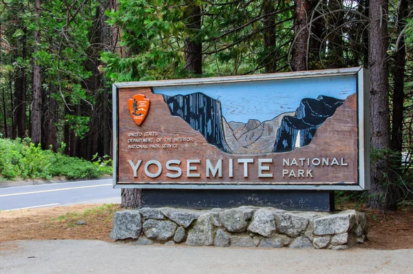 欢迎入口标志在优胜美地国家公园，美国加利福尼亚 — 图库照片