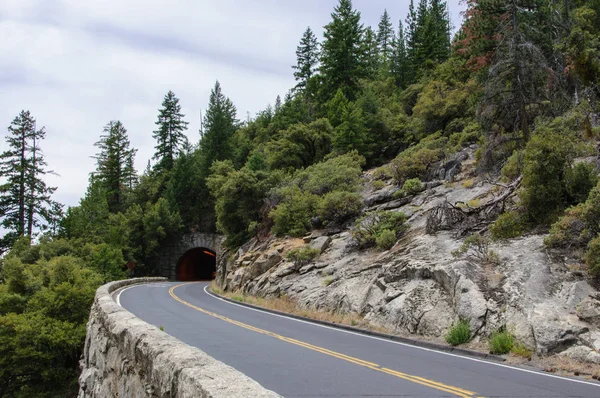 Silniční tunel v Yosemitský národní Park, Kalifornie Usa — Stock fotografie