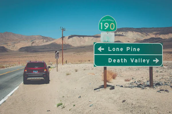 Califórnia, EUA - 20 de junho de 2014: Crossroads in Death Valley National Park — Fotografia de Stock