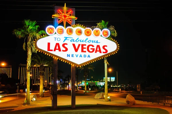 Las Vegas, Nevada, EE.UU. - 25 de junio de 2014: Bienvenido a Fabuloso signo de Las Vegas en Nevada — Foto de Stock