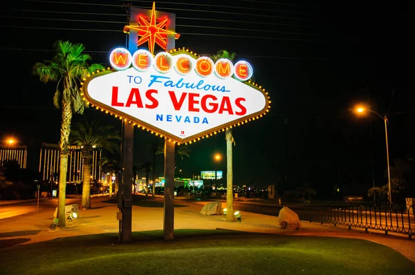 Las Vegas, Nevada, EE.UU. - 25 de junio de 2014: Bienvenido a Fabuloso signo de Las Vegas en Nevada — Foto de Stock