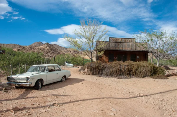 Hackberry, Arizona, USA - 19 giugno 2014: Vecchia stazione di servizio e negozio con auto d'epoca sulla Route 66 — Foto Stock