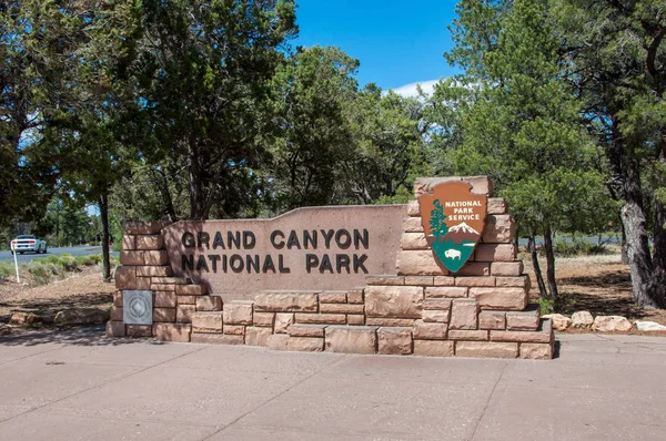 在美国，亚利桑那州大峡谷国家公园的入口处签名 — 图库照片