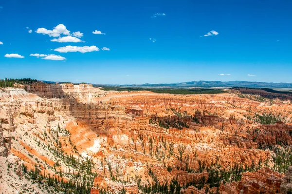 Weids uitzicht van Bryce Amphitheater in Bryce Canyon National Park, Utah, Verenigde Staten — Stockfoto