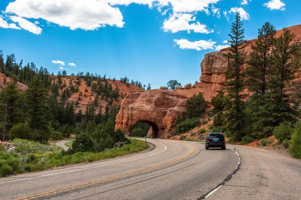 Természetes arch, át az úton a Bryce Canyon, Utah, Amerikai Egyesült Államok — Stock Fotó