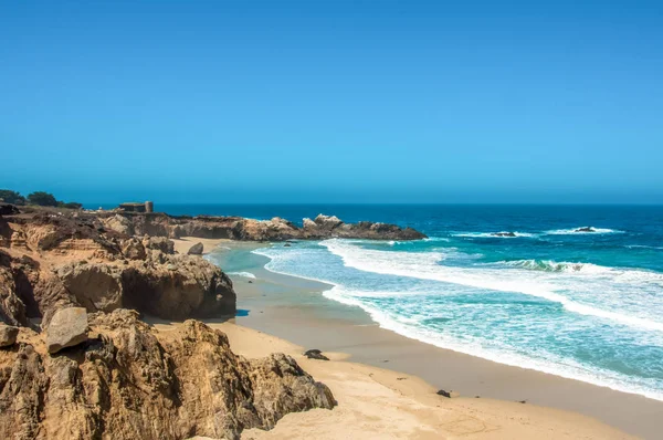 Plaża na wybrzeżu Pacyfiku w Big Sur, California, Stany Zjednoczone Ameryki — Zdjęcie stockowe