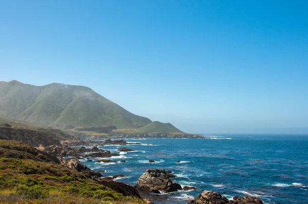 Plaża na wybrzeżu Pacyfiku w Big Sur, California, Stany Zjednoczone Ameryki — Zdjęcie stockowe