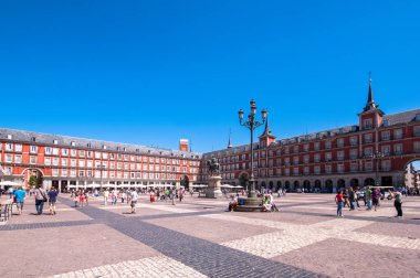 Madrid, İspanya - 3 Haziran 2013: Plaza Mayor, Madrid şehir ana meydanında