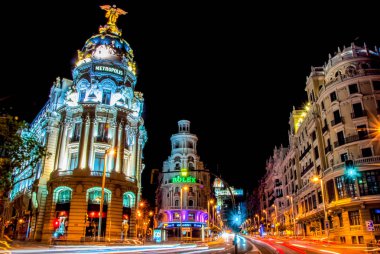 Madrid, İspanya - 3 Haziran 2013: Street Grand yoluyla ve Metropolis hotel gece Madrid