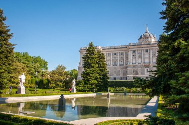 Madrid, İspanya - 4 Haziran 2013: Madrid Kraliyet Sarayı