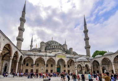 Istanbul, Türkiye - 16 Mayıs 2012: Sultan Ahmet (Sultanahmet Camii), Istanbul, Türkiye'de cami avlusu