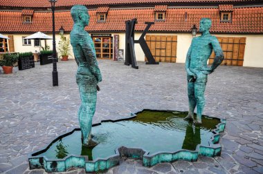 Prague, Çek Cumhuriyeti - 20 Haziran 2012: insanlar Prag'da Kafka müzesinde pissing, heykel