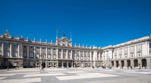 Μαδρίτη, Ισπανία - Ιούνιος 4, 2013: Βασιλικό Παλάτι της Μαδρίτης — Φωτογραφία Αρχείου