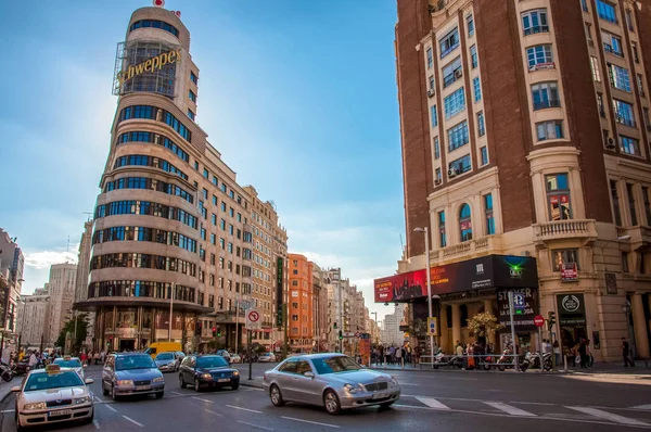 Madrid, España - 4 de junio de 2013: Vista de la calle principal Gran Vía de Madrid —  Fotos de Stock