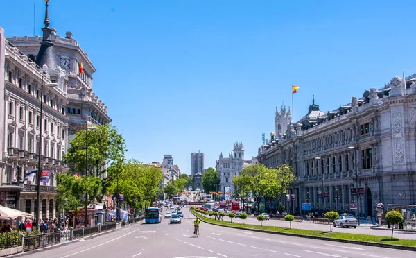 Madrid, España - 4 de junio de 2013: Vista de la calle principal Gran Vía de Madrid —  Fotos de Stock