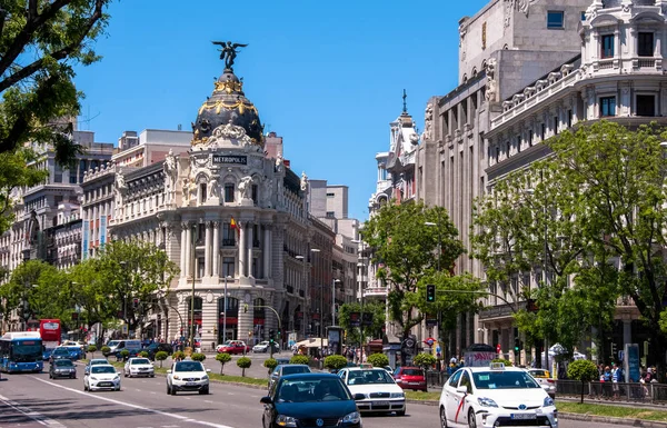 Madrid, España - 4 de junio de 2013: Vista de la calle principal Gran Vía de Madrid — Foto de Stock