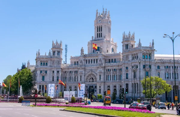 Madrid, España - 4 de junio de 2013: Palacio de Cibeles, uno de los símbolos de la ciudad de Madrid — Foto de Stock