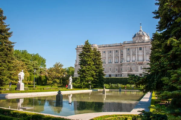 Madrid, España - 4 de junio de 2013: Palacio Real de Madrid — Foto de Stock