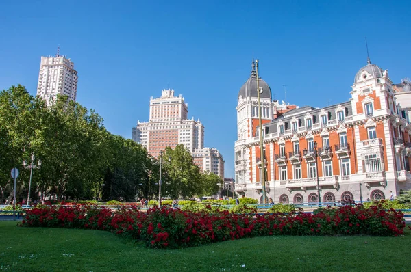 Vista de la plaza y casas en la ciudad de Madrid, España —  Fotos de Stock