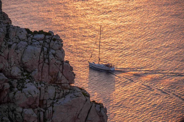 Γιοτ στη Μεσόγειο θάλασσα, το ηλιοβασίλεμα, Μαγιόρκα, Ισπανία — Φωτογραφία Αρχείου